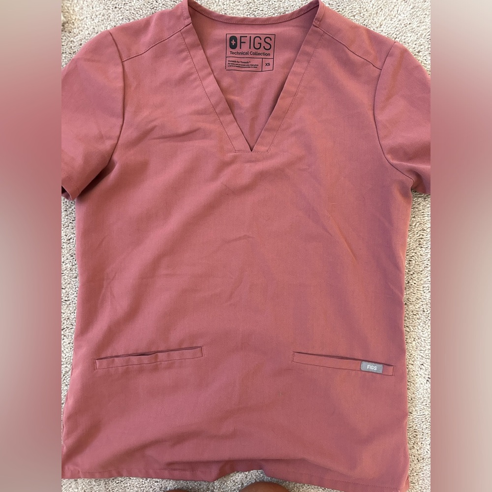 Figs Mauve 2 pocket XS scrub top